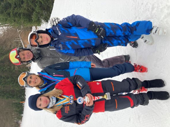 Lotte Störmann und Linus Schneider mit ihren Trainerin, Tina Schmidt, und Betreuer und Vater Achim Schneider